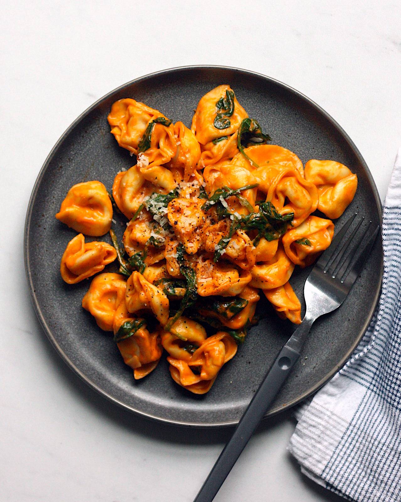 Cheese tortellini with roasted red pepper pesto and spinach